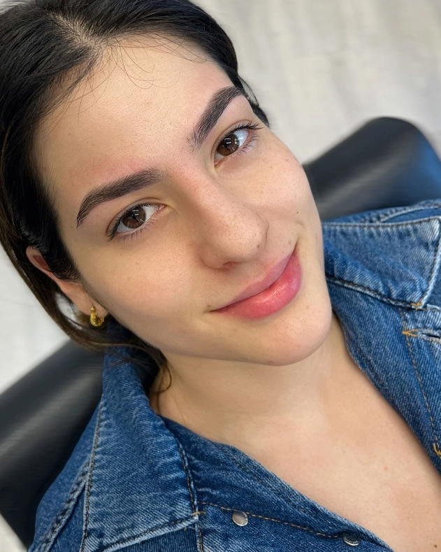 Resultado de micropigmentación de cejas en Málaga con técnica Pixel Brows