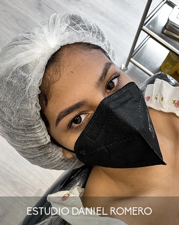 Micropigmentación de cejas en mujer con acabado natural y técnica Pixel