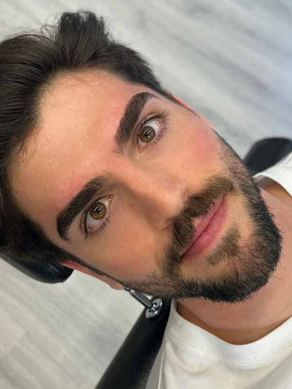 Despues de perfilado de cejas con diseño