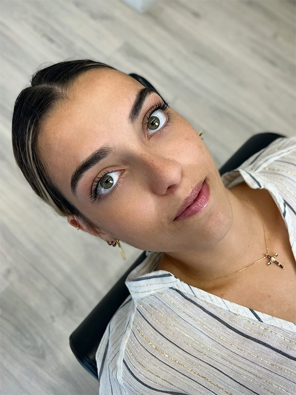 Resultado de perfilado de cejas en mujer con diseño personalizado en Málaga